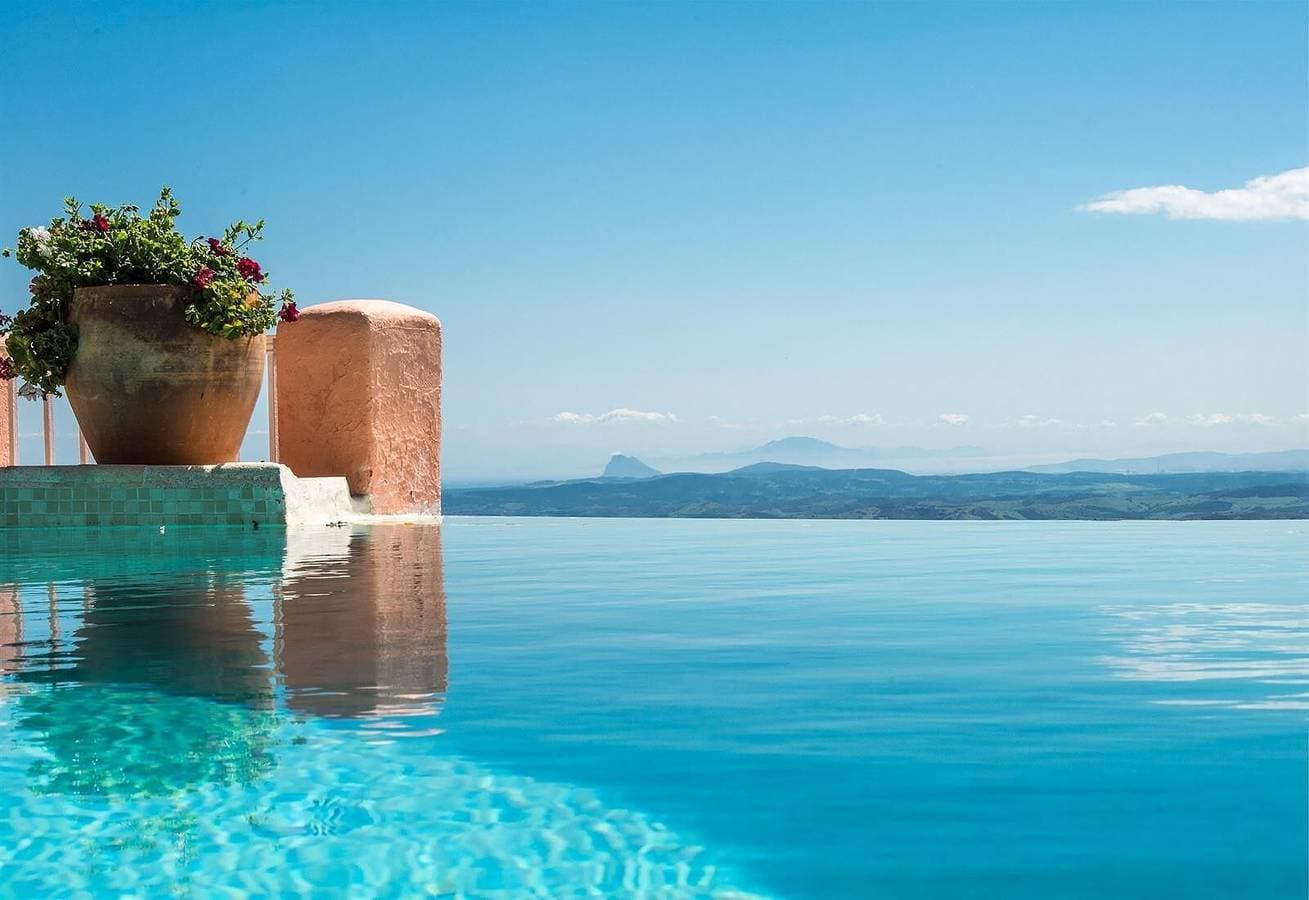 Foto 5 von 27: Traumhafte private Villa am Rande von Gaucin mit Infinity-Pool, Bergblick und exotischem Garten