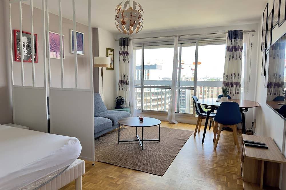 Spacious 2-room apartment with parking in Paris La Défense overlooking the Eiffel Tower 1
