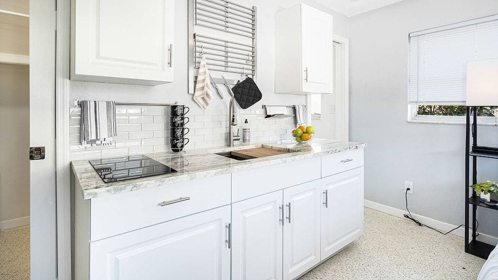 Foto 7 von 7: Chic Cape Coral Studio – Near Yacht Club, Kitchen + Laundry