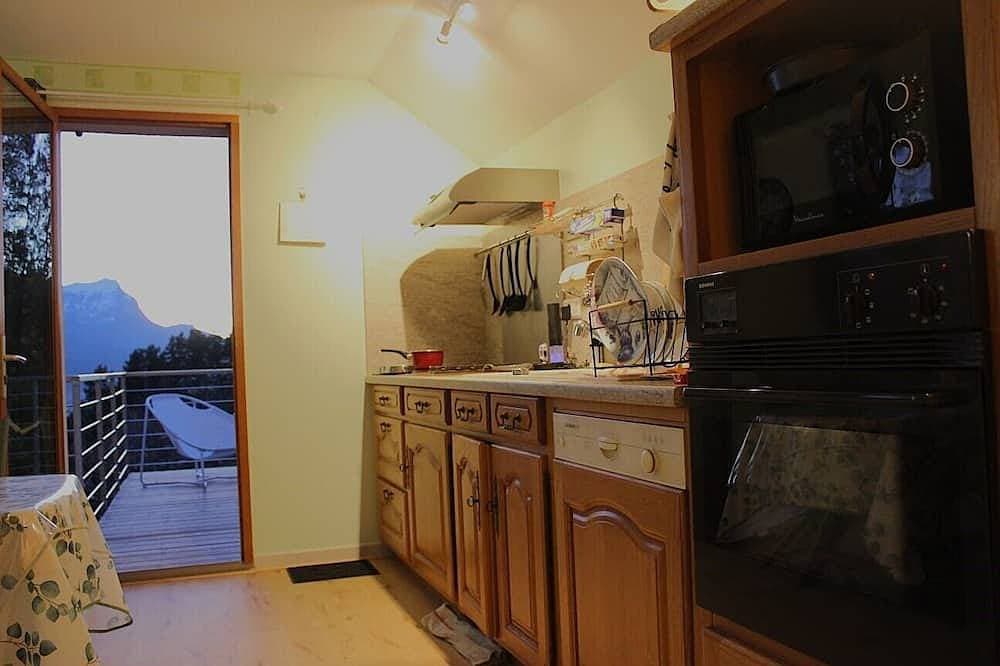 Foto 9 von 14: Spacious apartment with magnificent view and terrace, on the 1st floor of a villa.