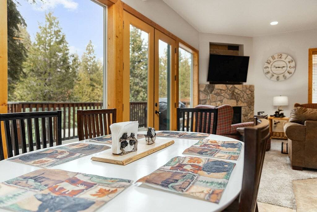 Mins to Lake, enjoy Shaver at Pj's Retreat! 1