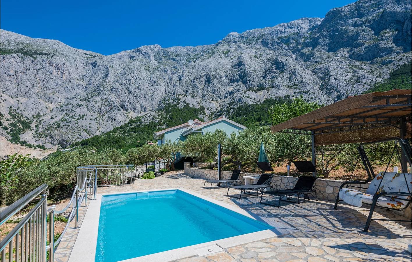 Foto 5 von 32: Charmantes Apartment mit Pool und Terrasse, 2,5 km von der Küste und dem Stadtzentrum entfernt