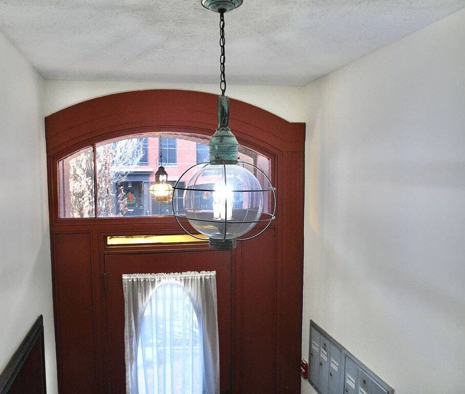 2 Bedroom Apartment on Top Floor in Portland's West End 1