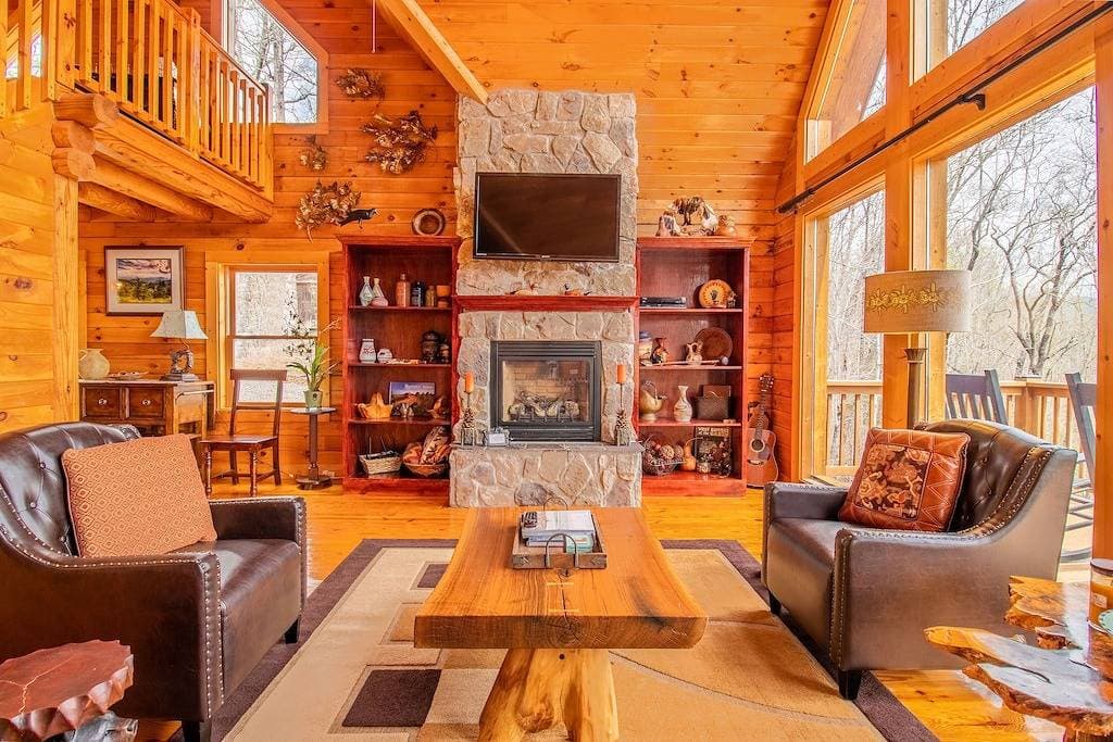 Foto 13 von 50: Elegant Log Cabin between Cherokee and Bryson City, hot tub & fire pit