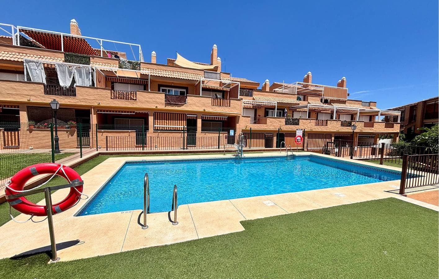 Gemütliche Ferienwohnung mit Pool, Terrasse und Strandzugang in der Nähe von La Duquesa 1