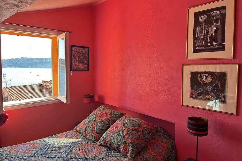 Foto 3 von 16: 26. Eine farbenfrohe Wohnung mit wunderschönem Meerblick und Balkon