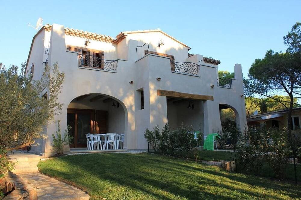 Schöne Wohnung in einer Villa auf dem Meer und einen direkten Zugang zum Strand 1