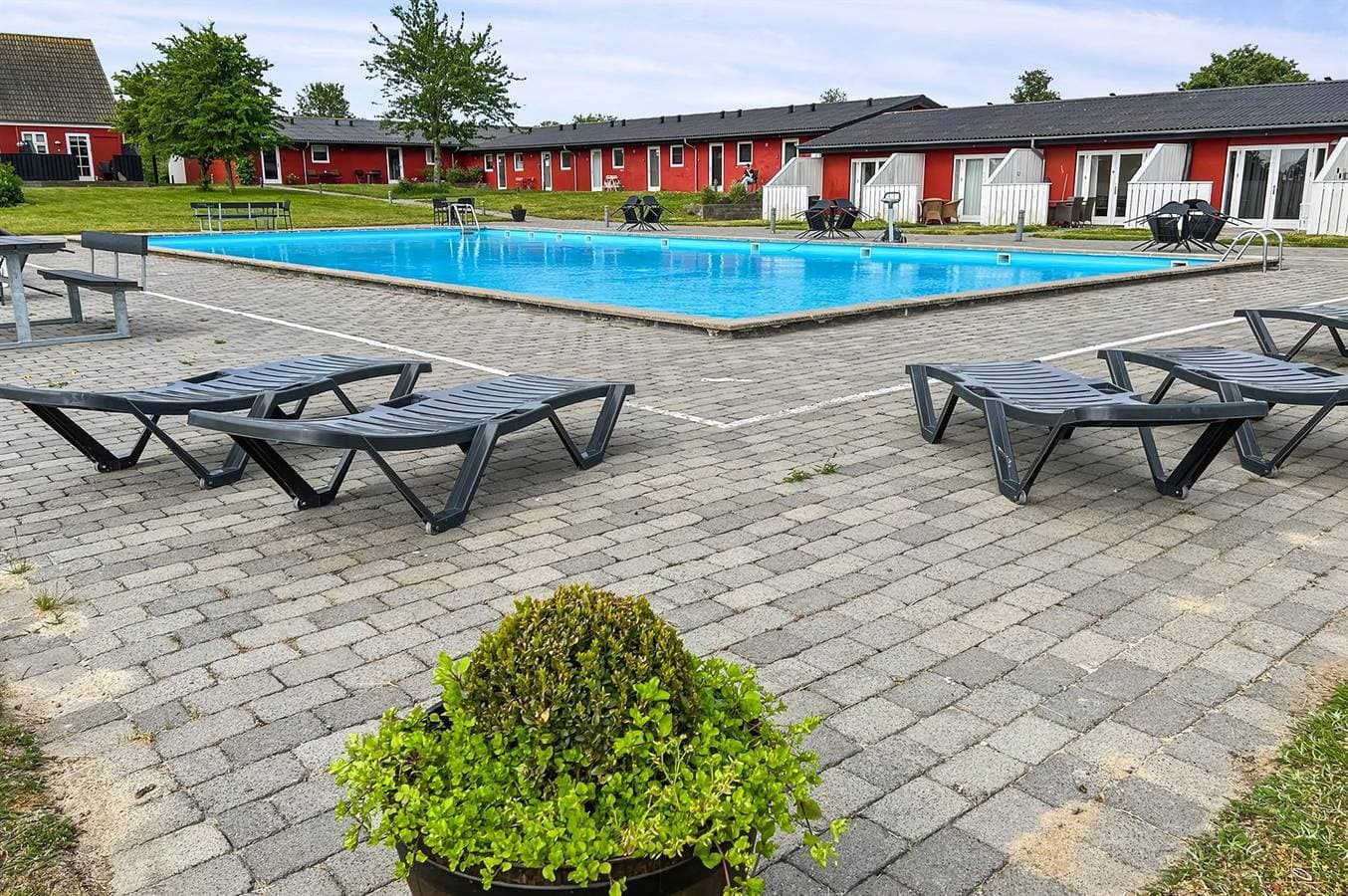 Foto 9 von 24: Pet friendly apartment in Aakirkeby with outdoor swimming pool