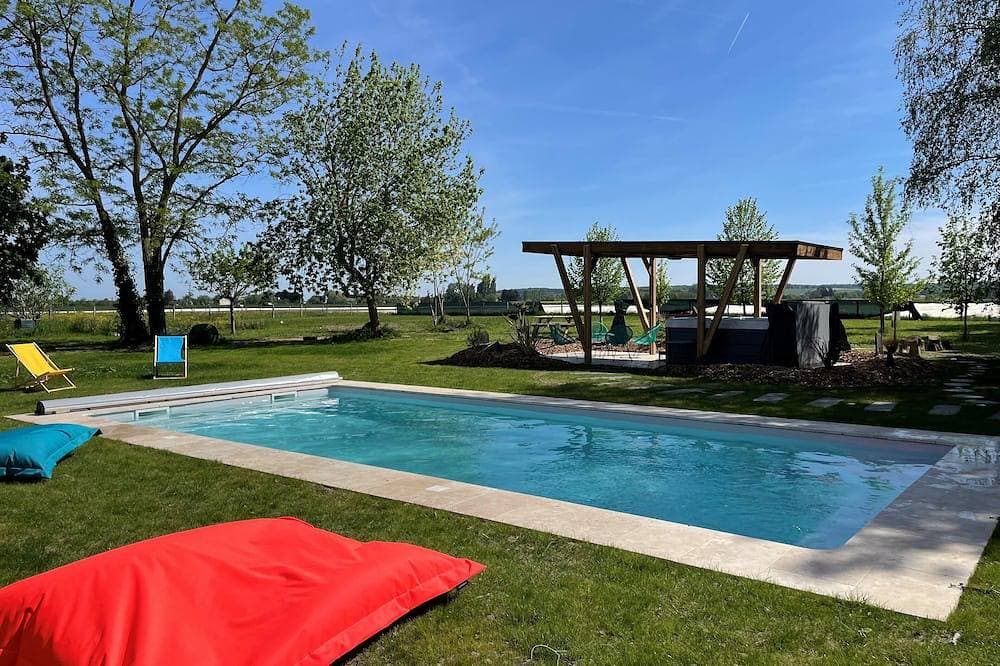 Gîte Au gré de la Loire : swimming pool and spa 1