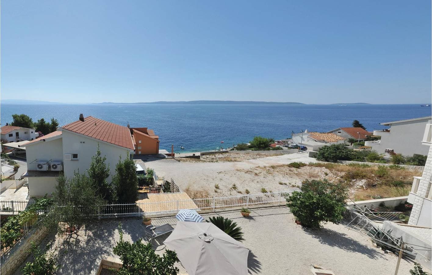 Foto 10 von 20: Gemütliches Apartment am Strand mit Terrasse und Garage, 500 m von der Bucht Uvala Bočići entfernt