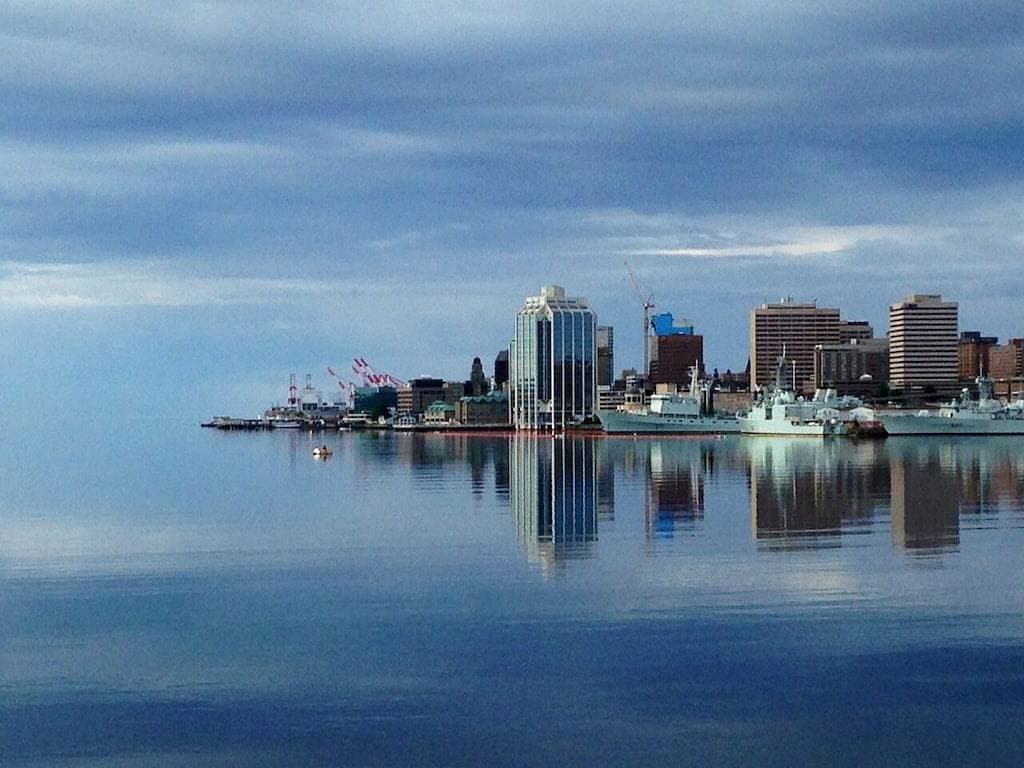 Foto 7 von 10: Möbliertes Apartment mit 1 Schlafzimmer und Blick auf den Hafen von Halifax