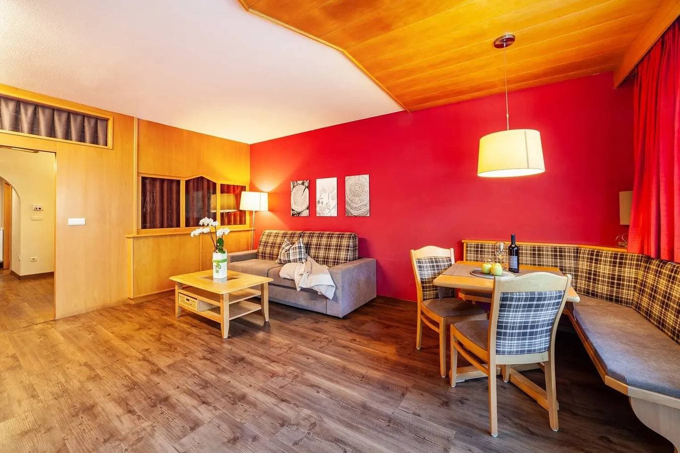 Foto 2 von 30: Ferienwohnung "Alpenhof Lodge Butterblume" mit Bergblick, Pool & WLAN