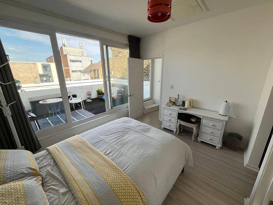 Bedroom with en-suite bathroom and terrace 1