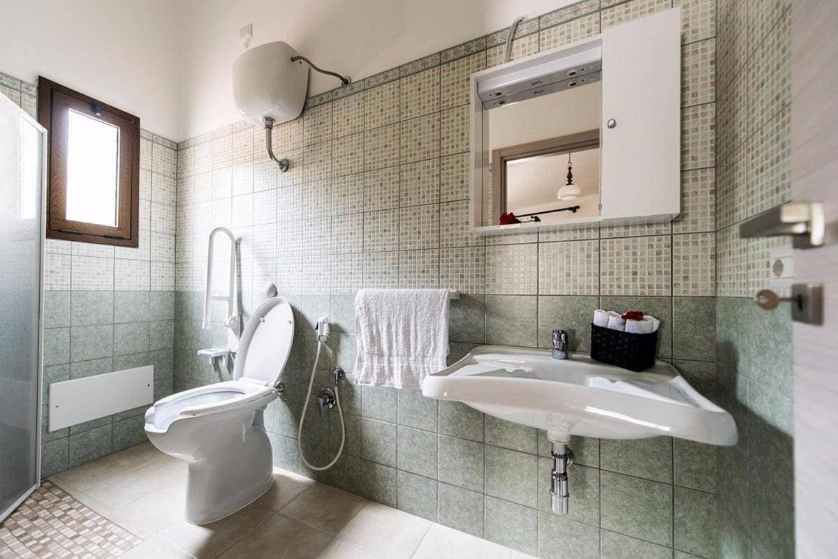 Foto 7 von 8: King Room with Roll-In Shower - Disability Access
