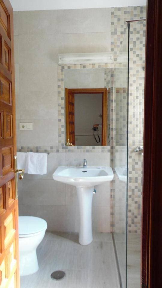 Foto 13 von 14: Twin Room with Private Bathroom