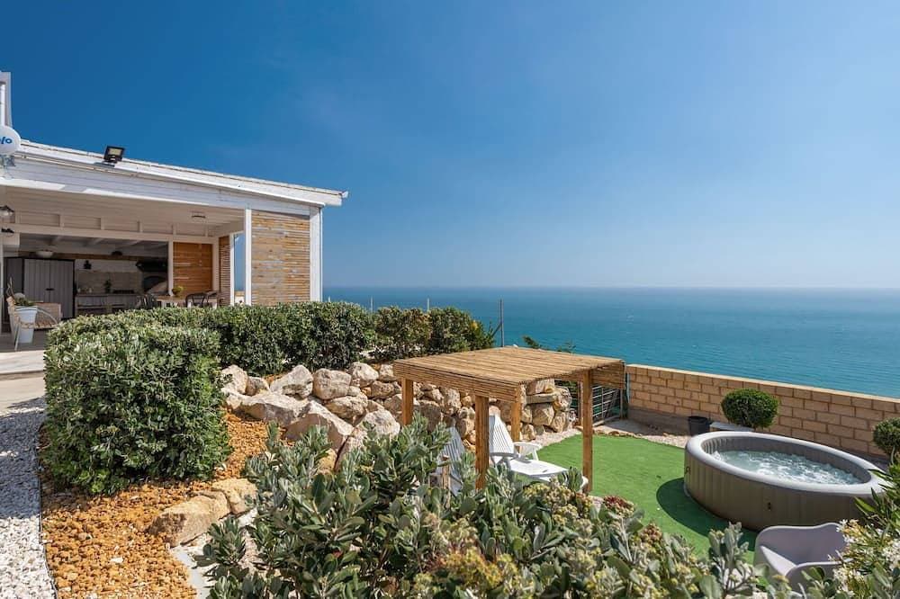 Alleinstehendes Ferienhaus mit Klimaanlage,  W-Lan, TV, Terrasse, Haustiere erlaubt, Panoramablick 1