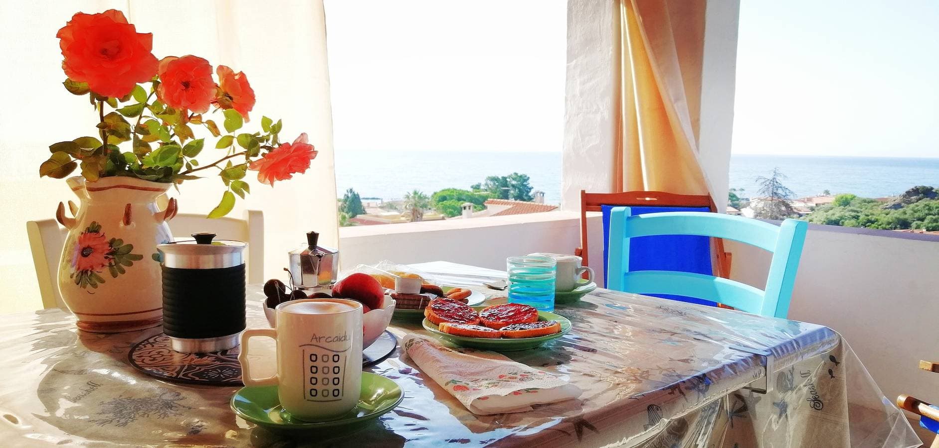 Foto 3 von 42: Ferienhaus 'Arcaidu' mit Meerblick, Balkon und Klimaanlage