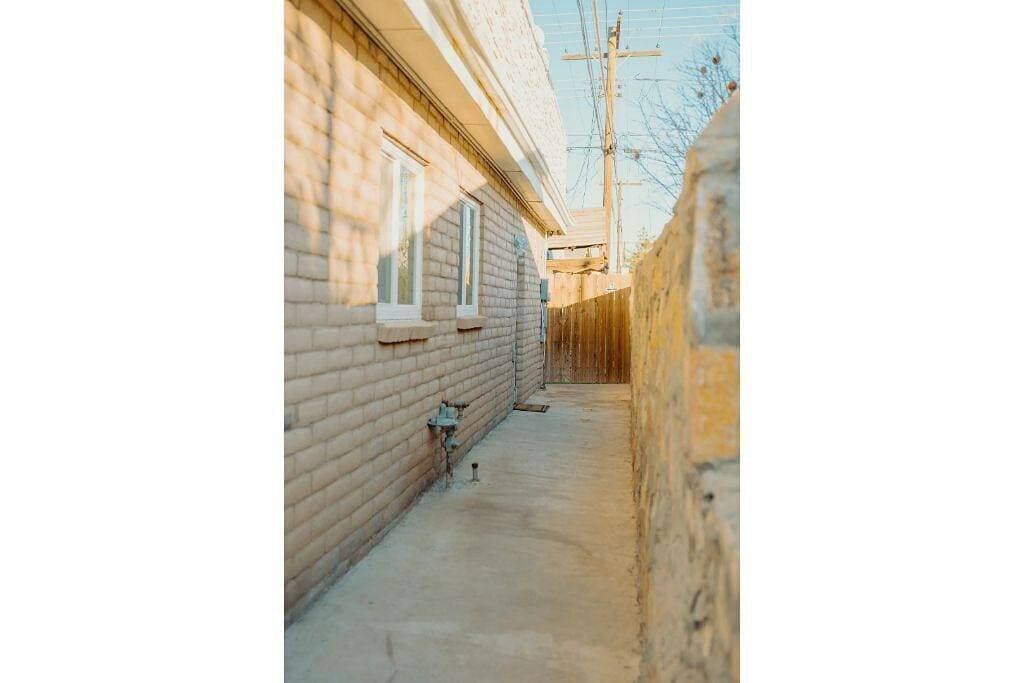 Foto 3 von 20: Retro Comfortable Studio w/Private Entrance #3 🐶