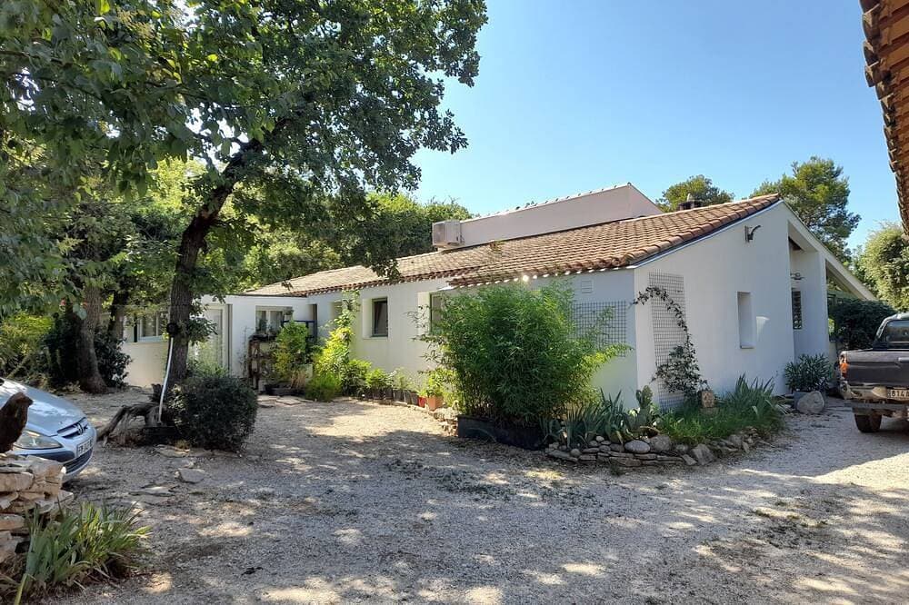 Beautiful modern villa with swimming pool in the heart of the garrigue 1