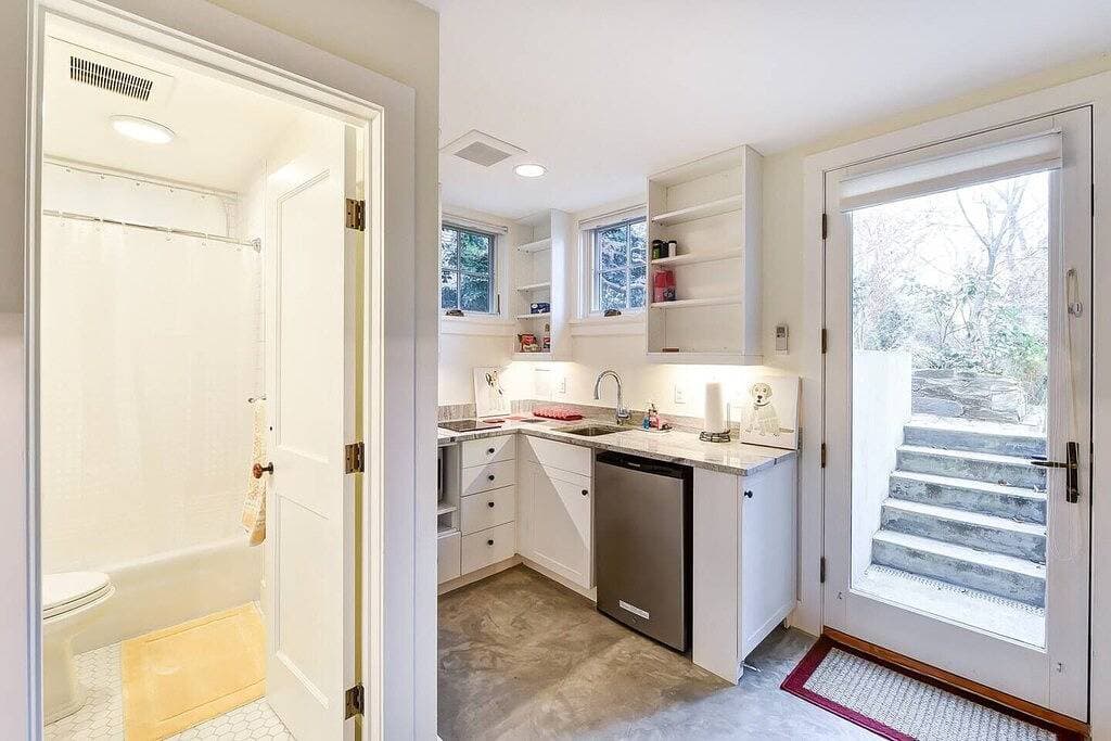 Foto 6 von 11: New Luxe Studio Cleveland Park near Zoo
