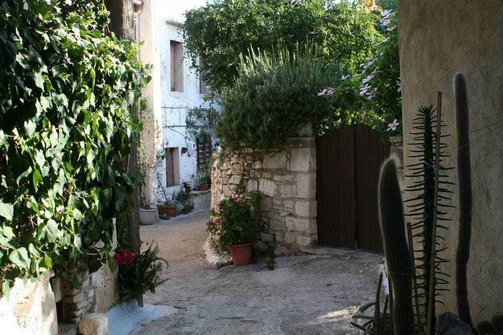 Foto 13 von 24: In Douliana mit Großem Balkon