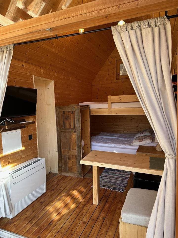 Foto 6 von 32: Tree House with Wooden Tub