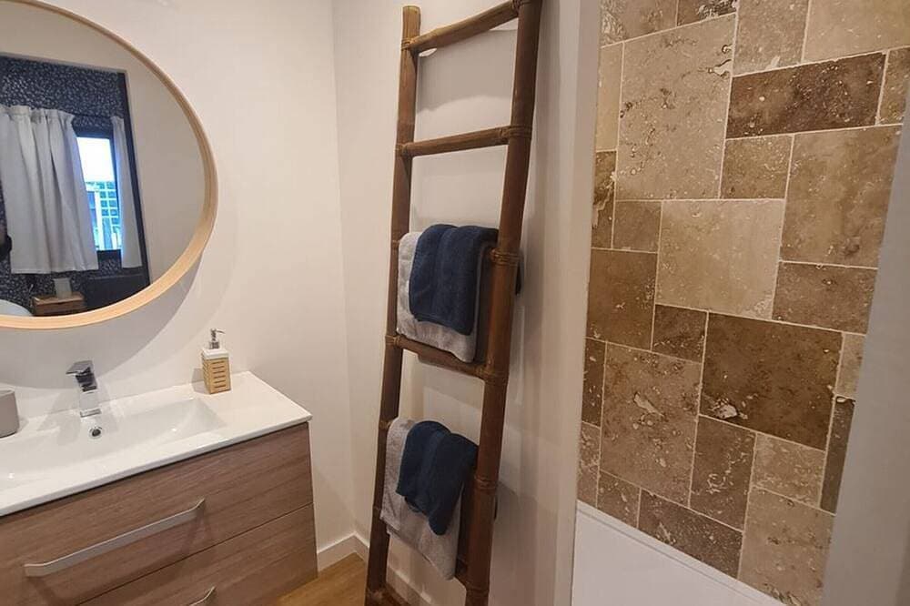 Foto 4 von 15: Zimmer \"Madeleine\" mit 2 Einzelbetten und Gästetisch