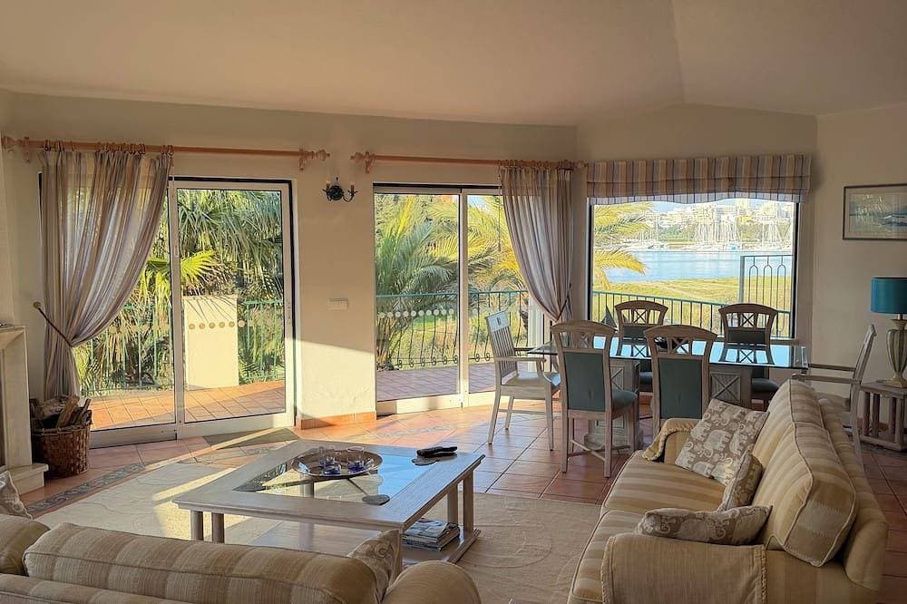 Foto 2 von 10: Luxury Villa overlooking beach-Private Pool, traditional village location