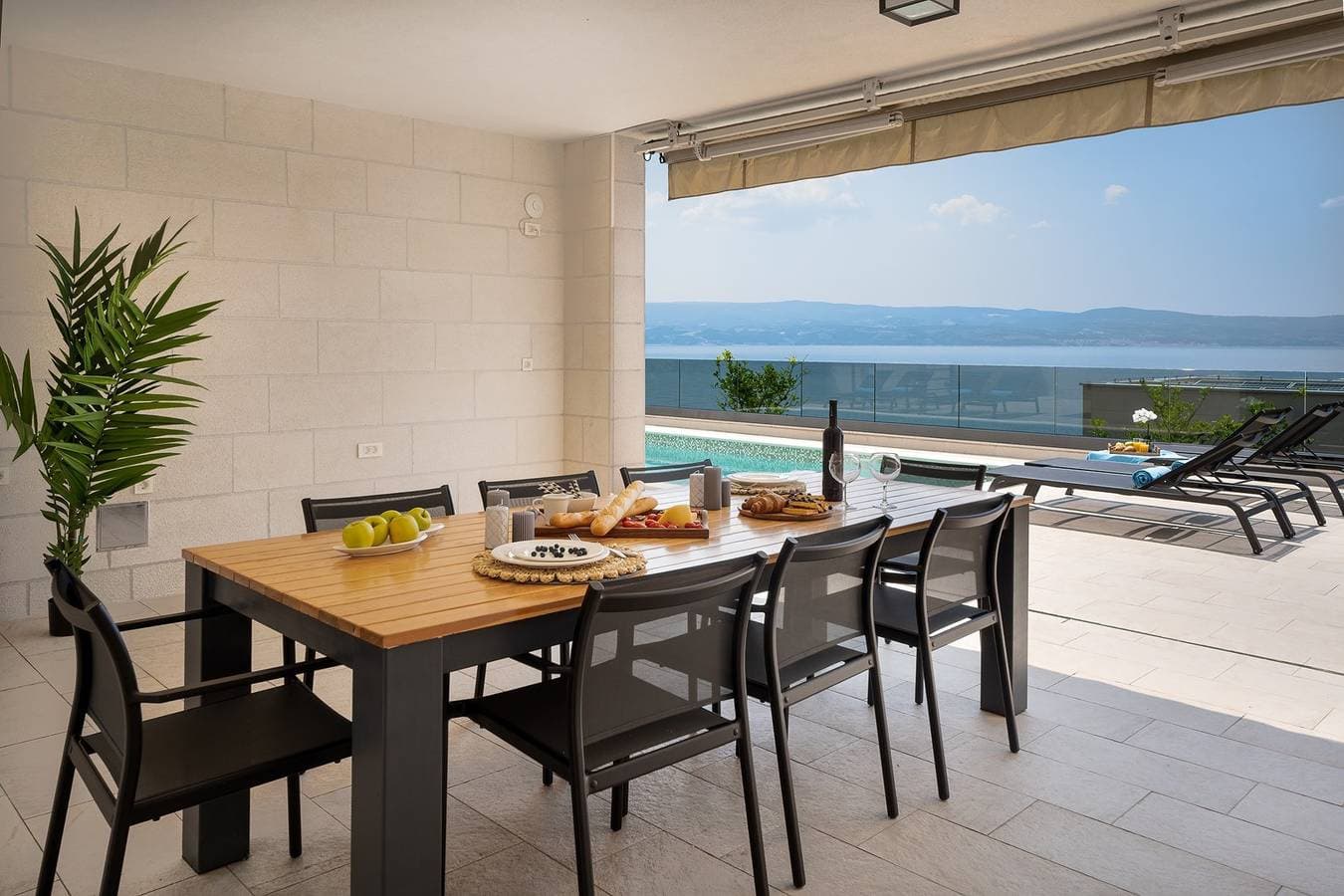 Foto 7 von 50: Neu! Luxus, direkt am Meer Villa Ivan mit beheiztem Pool nur 100 m vom Strand