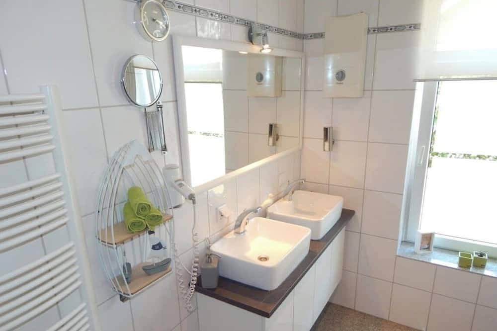 Foto 4 von 21: Ferienhaus Kilian - mit Seeblick und eingezäuntem Garten in Strandnähe