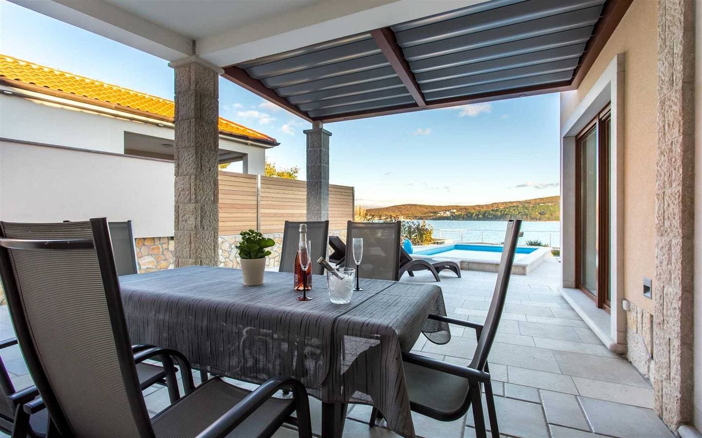 Foto 3 von 43: Strand Villa Ema mit Panoramablick auf das Meer, Pool, Garage, Grill & Spielzimmer