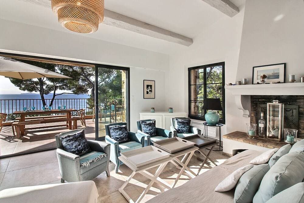 Foto 2 von 6: Superb Seaside Villa