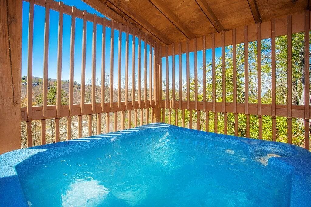 Foto 13 von 37: ❤️Romantic ✔ Hot Tub ★ Blick über Gatlinburg ✔ WIFI ★ KingBed