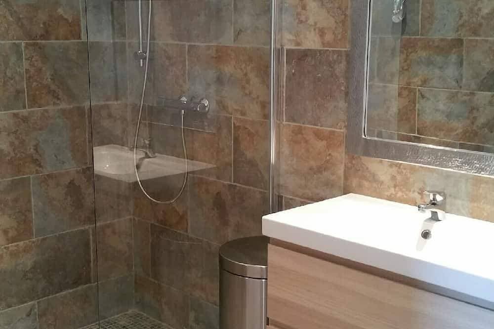 Foto 7 von 24: Villa mit Pool auf einem großen Waldgrundstück ohne Aussicht