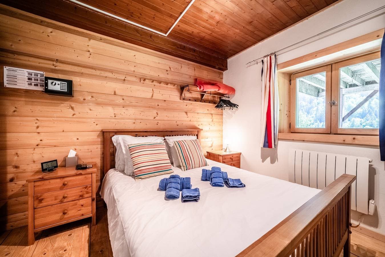 Foto 2 von 28: Zimmer 'Elisthur Chambre N°2' mit Bergblick, Gemeinschaftsterrasse und Wi-Fi