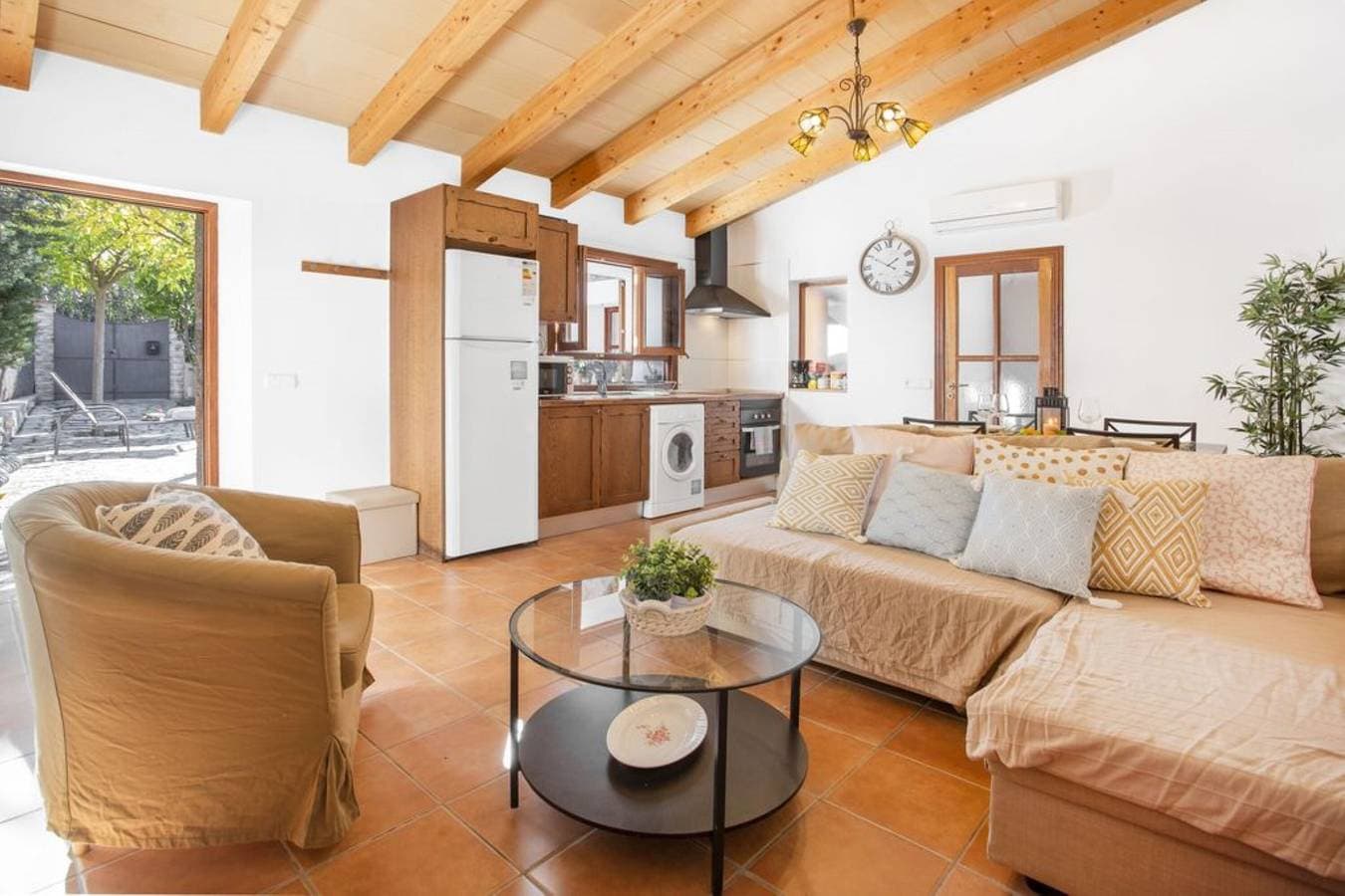 Foto 7 von 22: Klimatisiertes Ferienhaus mit Pool, Terrasse, Bergblick und WLAN