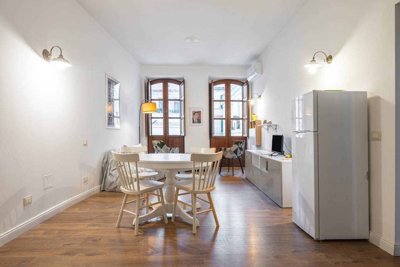Foto 4 von 28: Tramonto über Sant’Efisio – Modernes Apartment mit Blick auf die Kirche