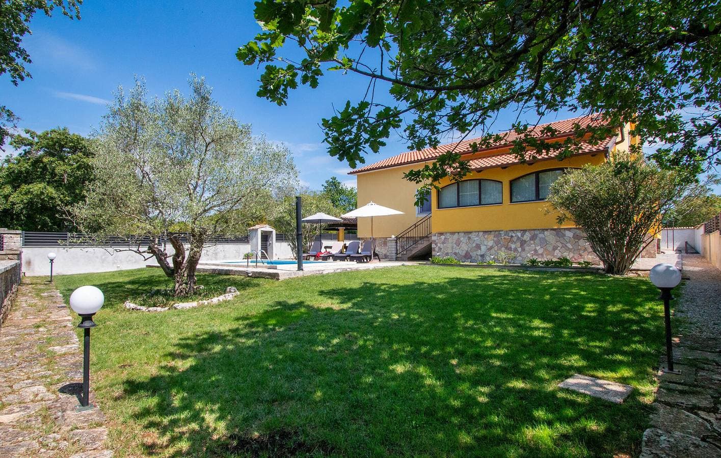 Geräumige 2-Zimmer-Wohnung mit Pool und WLAN, 2,5 km vom Zentrum von Butkovići entfernt 1