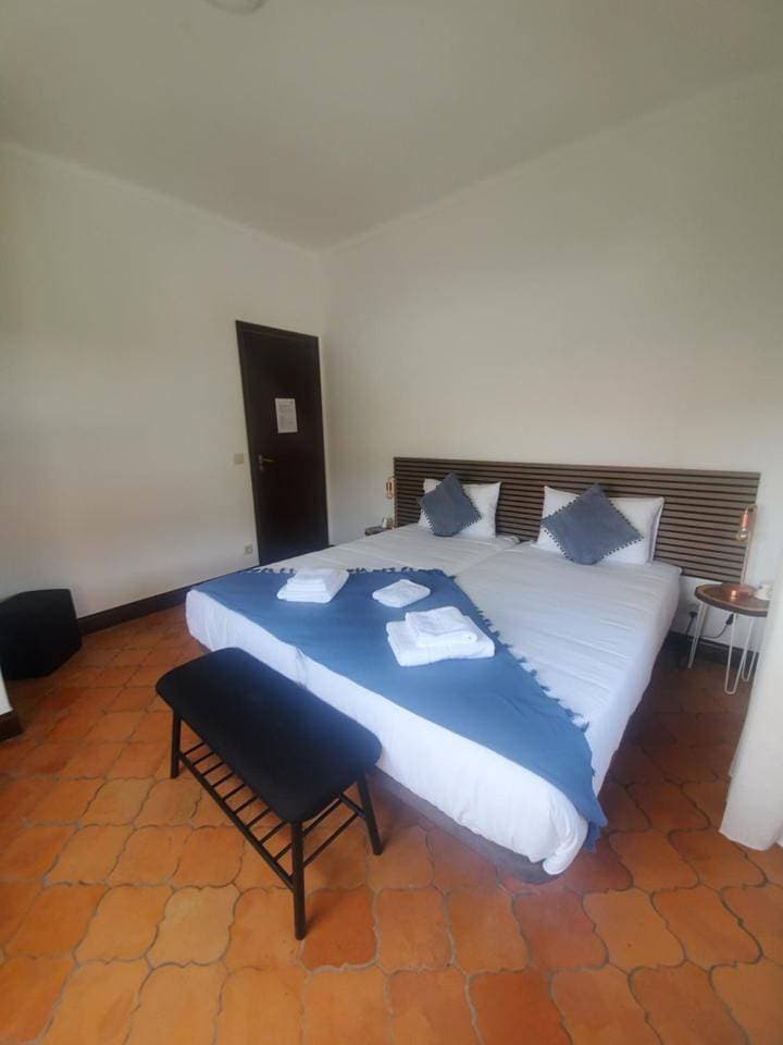 Foto 8 von 14: Double or Twin Room with Shared Bathroom