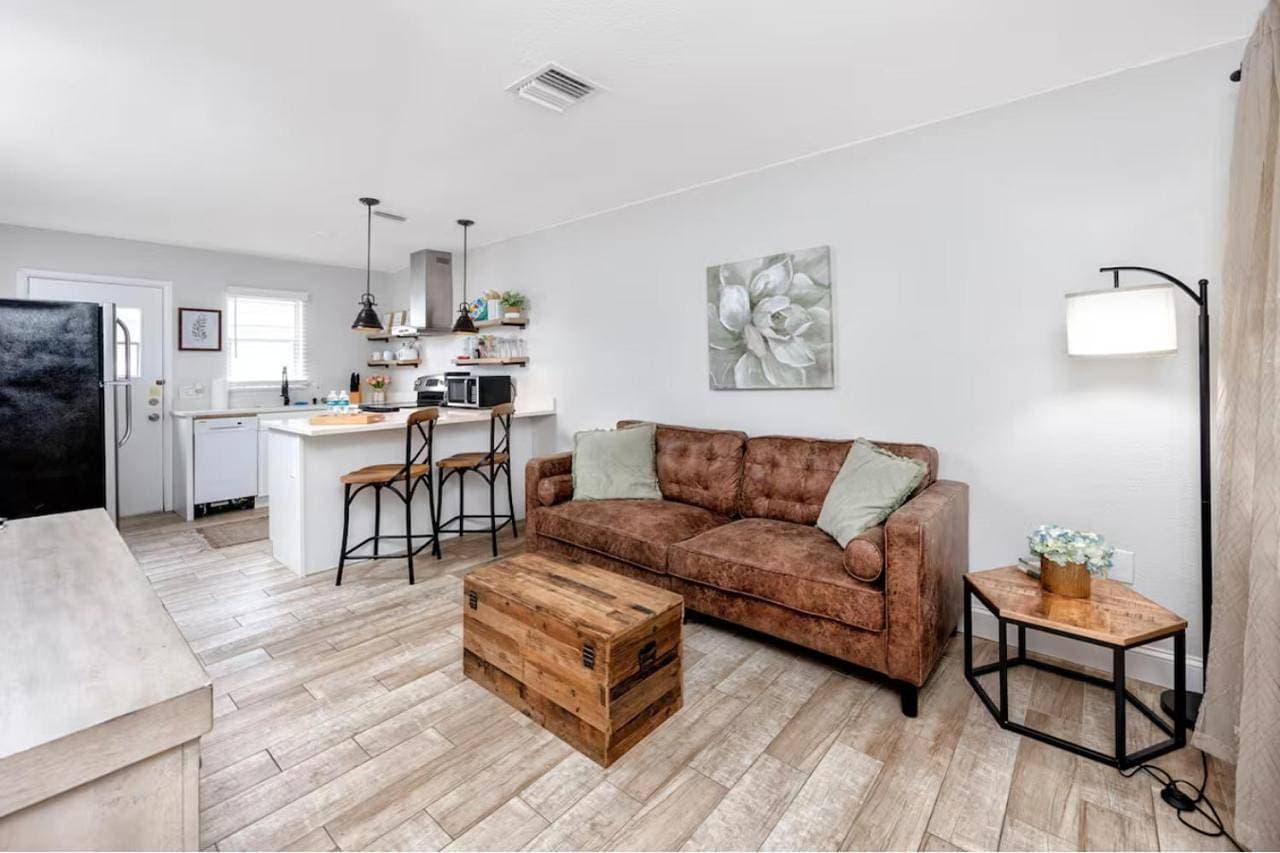 1 Block to Downtown - 7 min to beach - King bed & Free parking 1