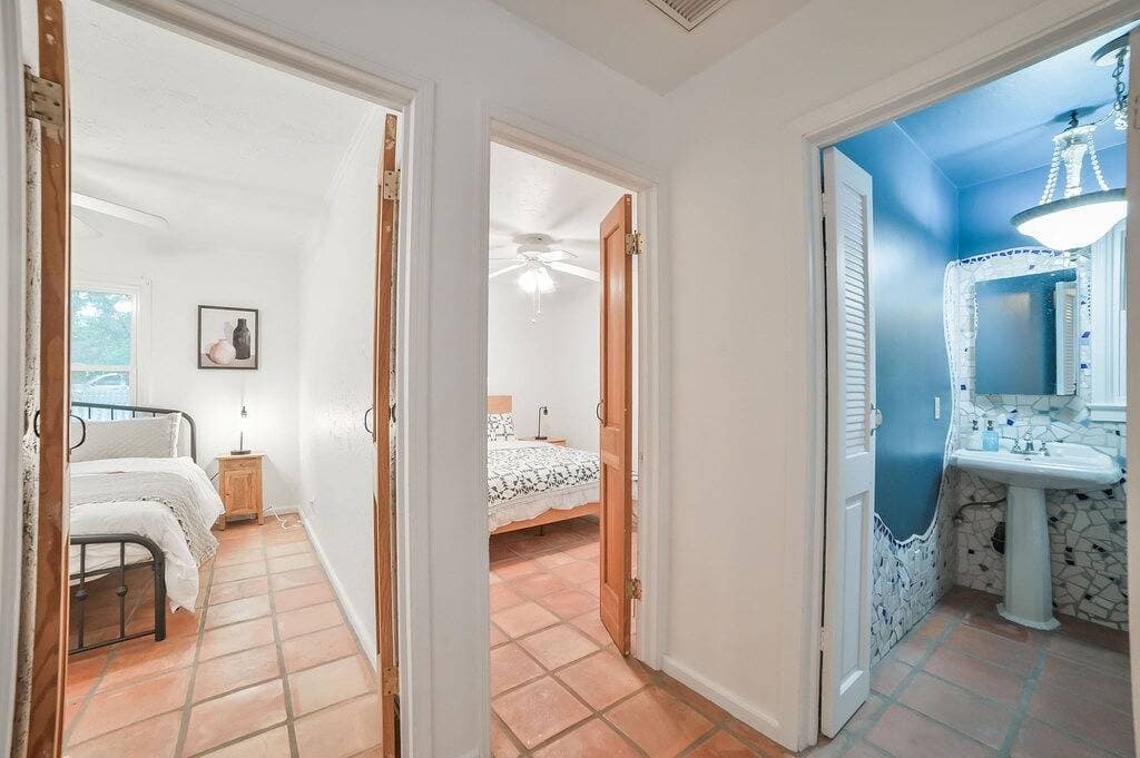 Foto 8 von 36: Charming Fig Garden Village Spanish style home!