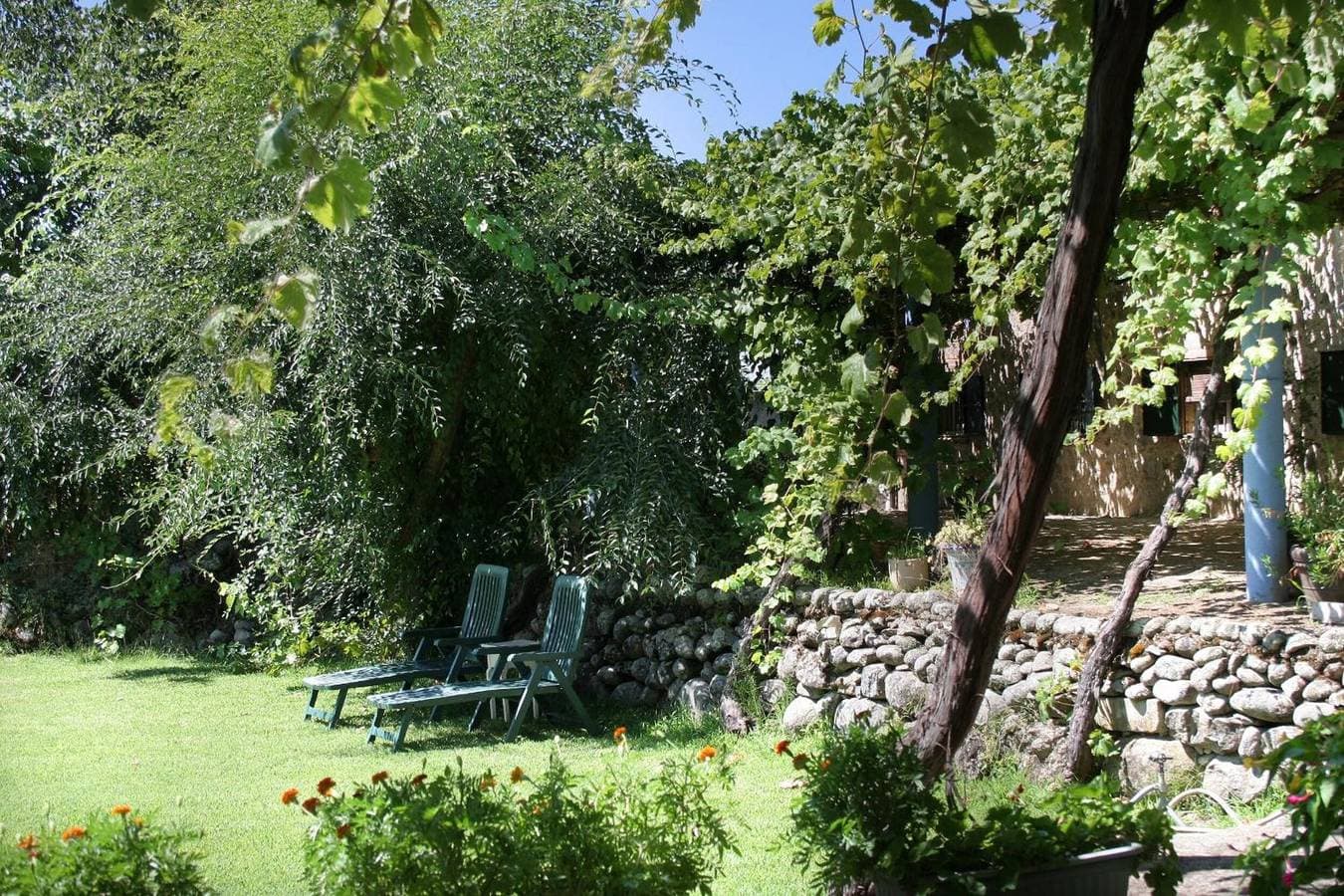 Foto 7 von 36: Casa Rural Lunacandeleda: Bergblick, private Terrasse und exklusiver Garten