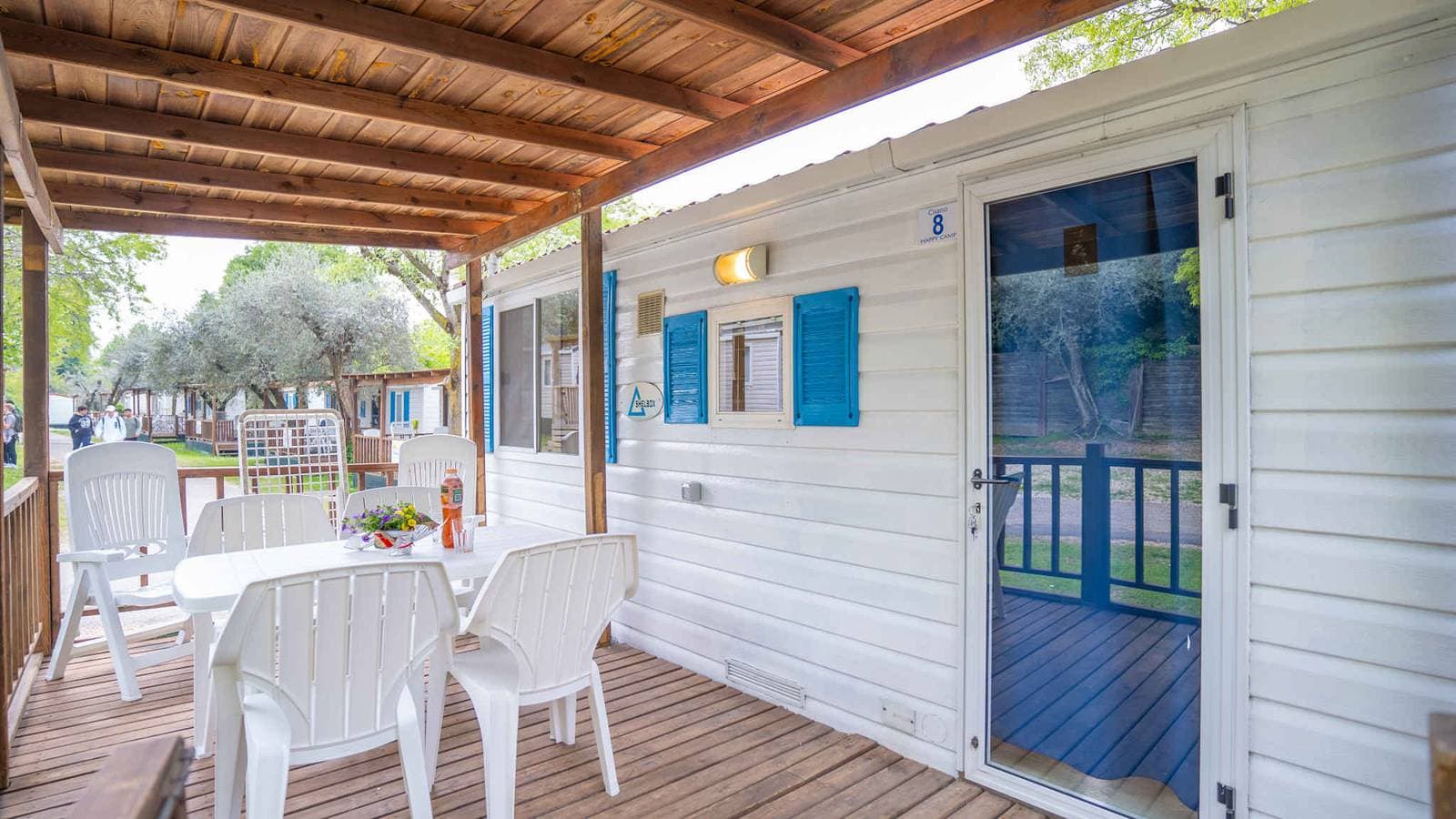 Foto 2 von 38: Mobilehome mit Klimaanlage, Pool und halbüberdachter Holzterrasse