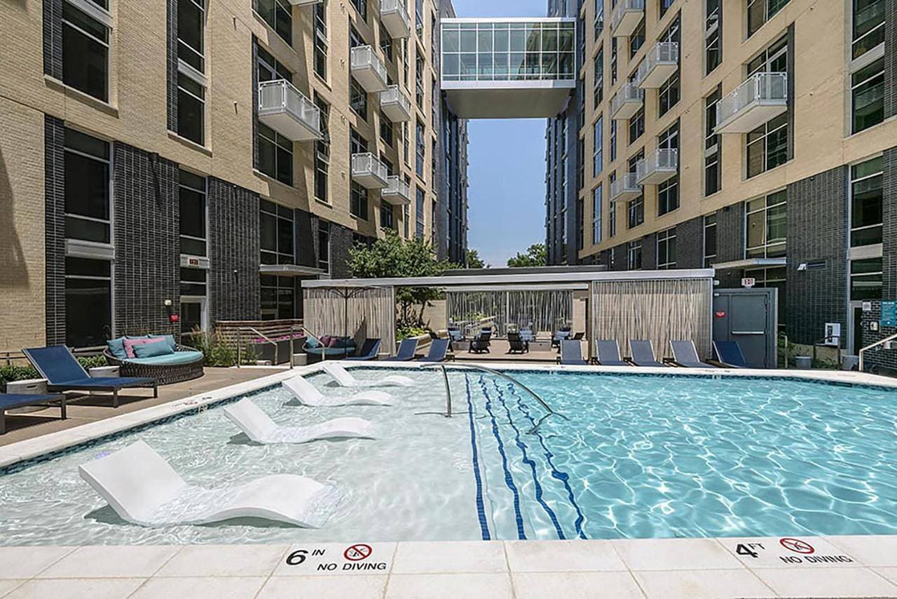Foto 13 von 29: Fairfax 1Br w pool elevator workspace Wdc-778