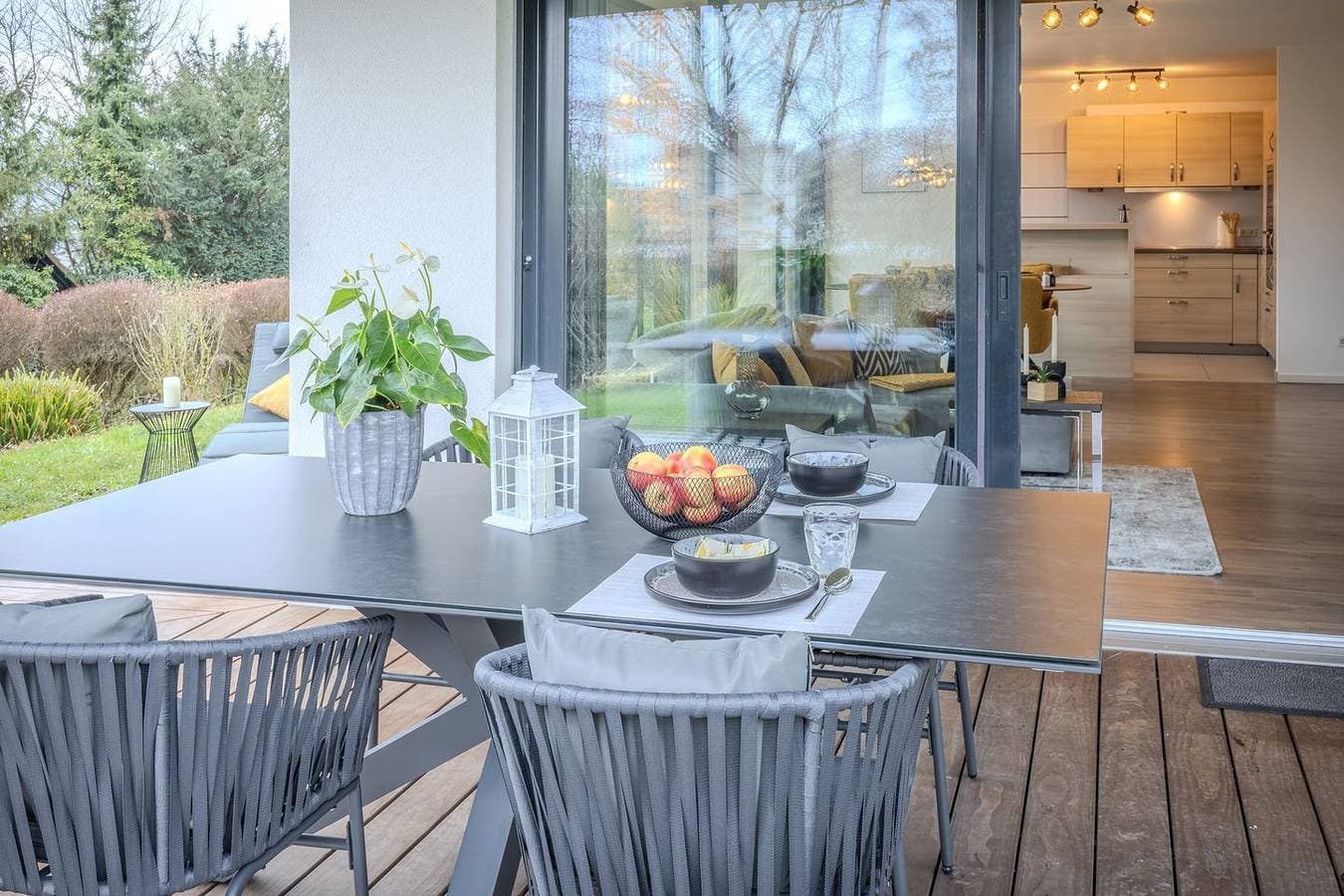 Foto 2 von 18: Seenahe große + sehr moderne Ferienwohnung Konny mit  überdachter Terrasse