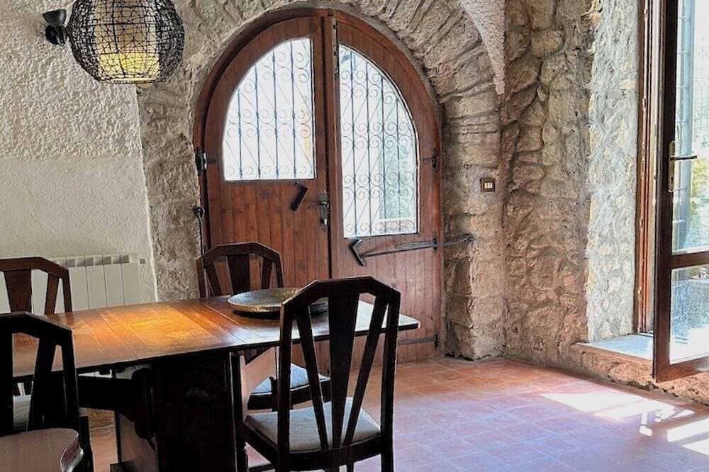 Foto 8 von 17: Septà - Pittoresca Casa Vacanze nel Centro Storico Vista Lago, Piccolo Giardino