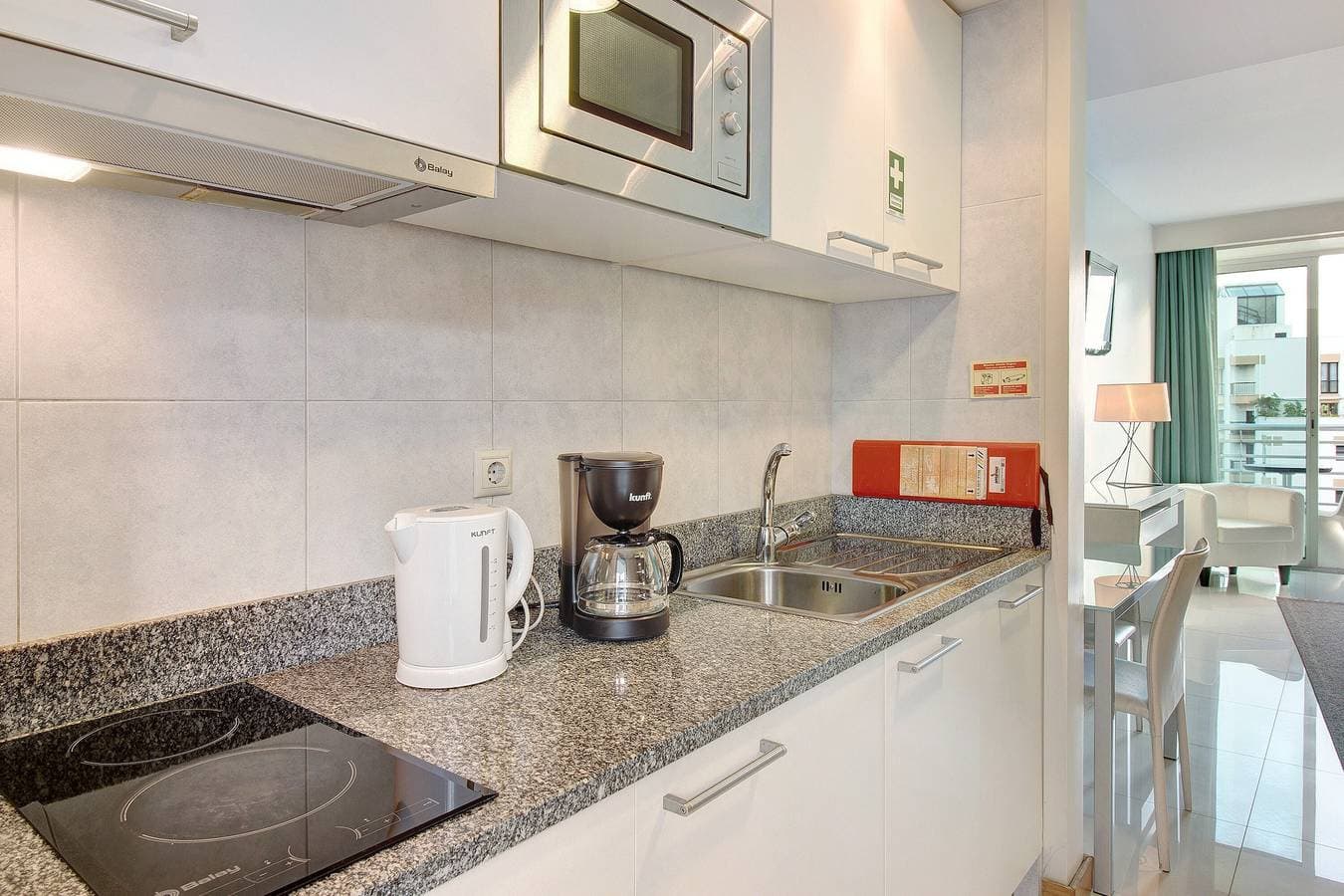 Foto 9 von 13: Apartment 'Dfm Happy Days F - Funchal' mit Balkon, WLAN und Klimaanlage