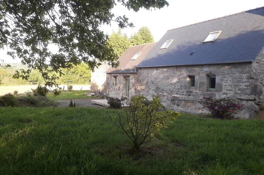Foto 10 von 15: Steinhaus auf dem Land in der Nähe des Dorfes