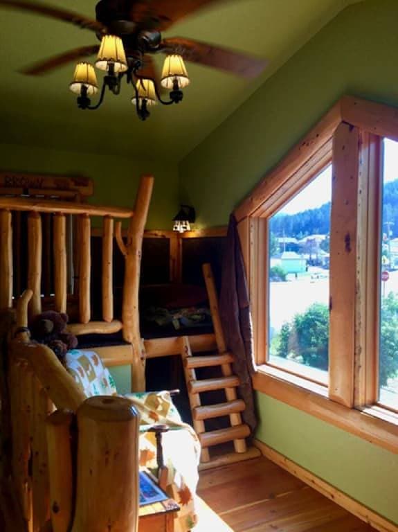 Foto 8 von 13: Mountain Peaks Inn, Bear Mountain Suite, Downtown Hill City