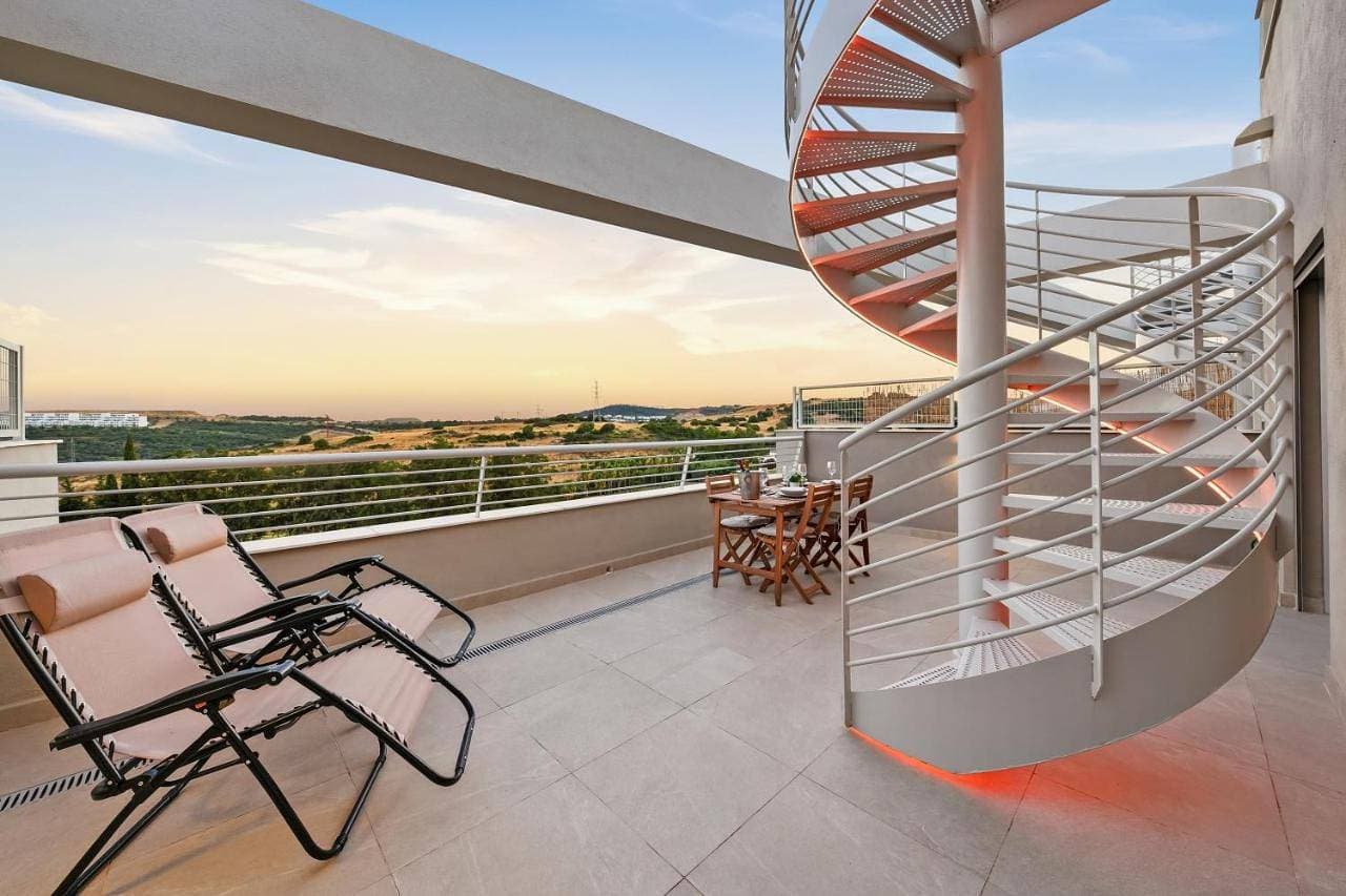 Foto 5 von 78: Two-Bedroom Apartment with Balcony and Terrace